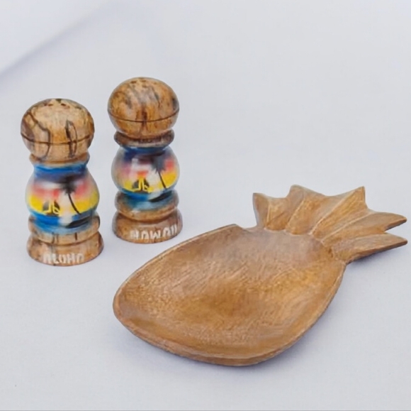 hawaiian Airbrushed salt and pepper shakers with pineapple dish - Picture 4 of 4